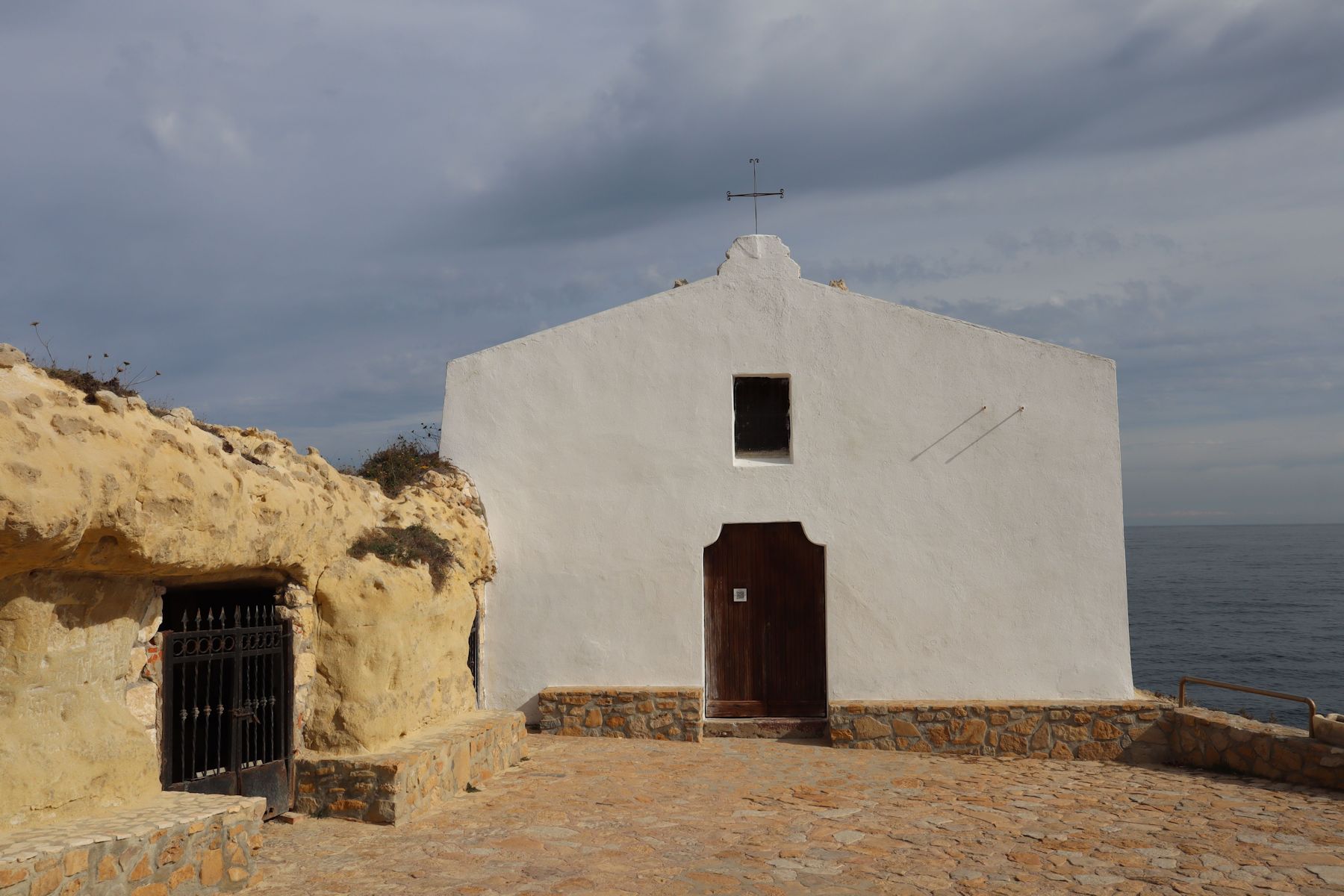 Kirche San Gavino a Mare bei Porto Torres mit den frühchristlichen Höhlengräbern (links)