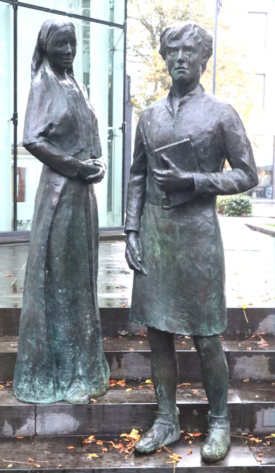 Zwei Mitglieder der „Brüder vom gemeinsamen Leben”, Statuen, 2017, vor dem Geert-Groote-Huis in Deventer