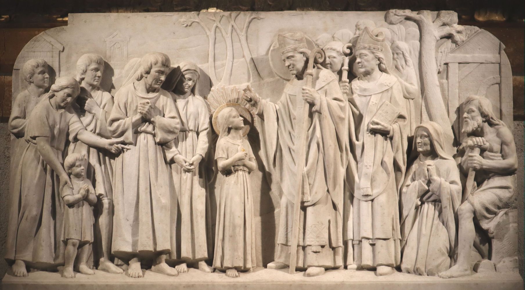 Honoré Charron: Germanus von Auxerre und Lupus von Troyes überreichen Genoveva das Medaillon, Relief in der Kirche Saint-Laud in Angers
