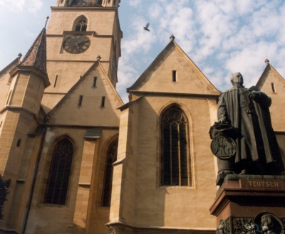 Adolf von Donndorf: Bronze-Denkmal des Bischofs Teutsch, 1899, vor der Evang. Kirche in Sibiu