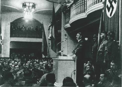 Adolf Hitler während seiner Rede zum Jahrestag des Hitlerputsches im Bürgerbräukeller am 8. November 1939, kurz vor der Detonation von Elsers Bombe