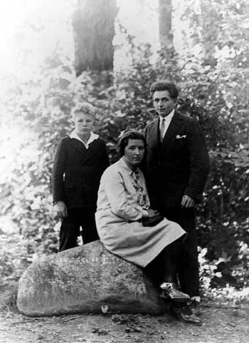Georg Elser (rechts) mit seiner Freundin Mathilde Niedermann und seinem jüngeren Bruder, um 1929
