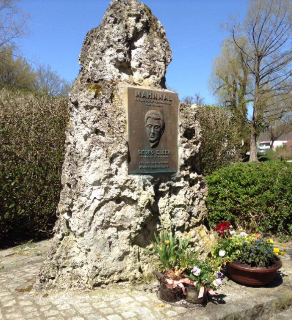 Denkmal in Schnaitheim, 1972 auf Initiative der Vereinigung der Verfolgten des Naziregimes errichtet in einem kleinen Park in Schnaitheim, der seit 1971 den Namen Georg-Elser-Anlage trägt, als das erste Denkmal für Elser; im September 2016 von Unbekannten zerstört