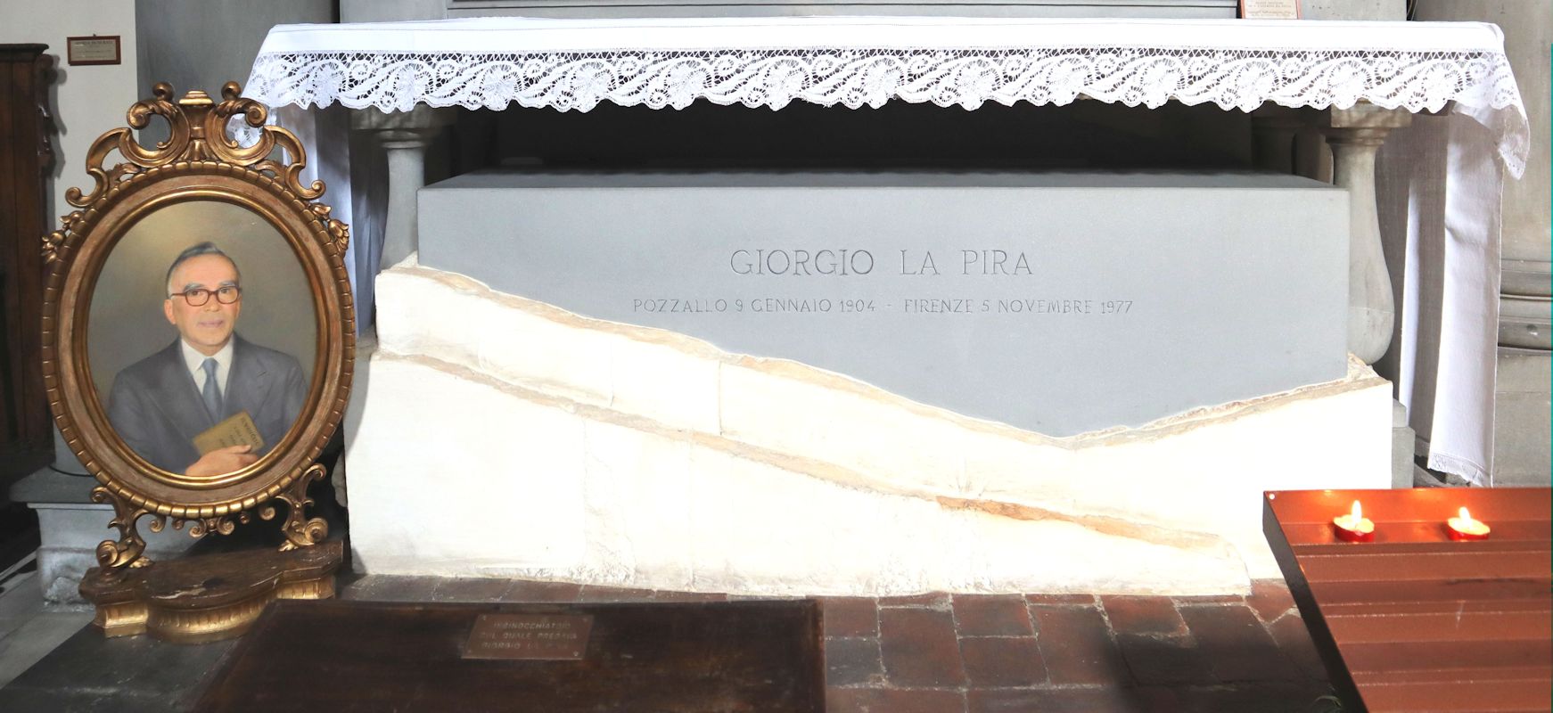 Georg La Piras Sarkophag in der Kirche San Marco in Florenz