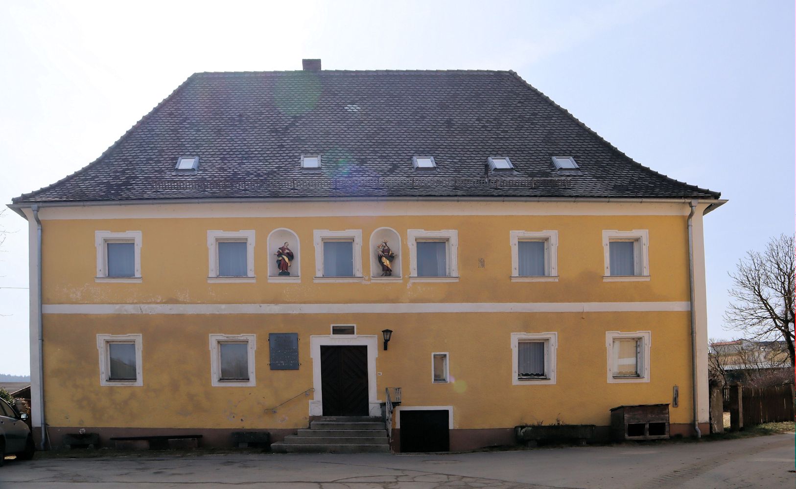 Georg Michael Wittmanns Geburtshaus in Finkenhammer, einem Ortsteil von Pleystein in der Oberpfalz, an dem eine Gedenktafel an ihn erinnert