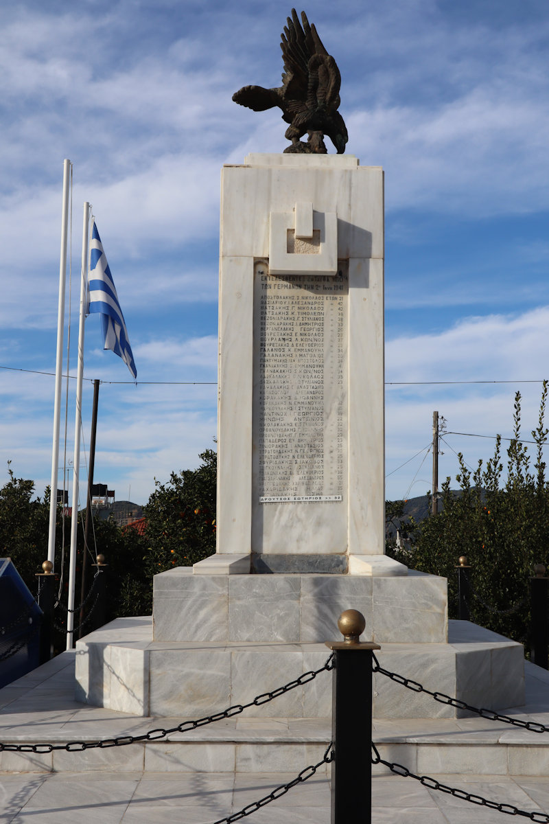Denkmal für die 42 Erschossenen des Ortes neben der Pfarrkirche in Alikianós