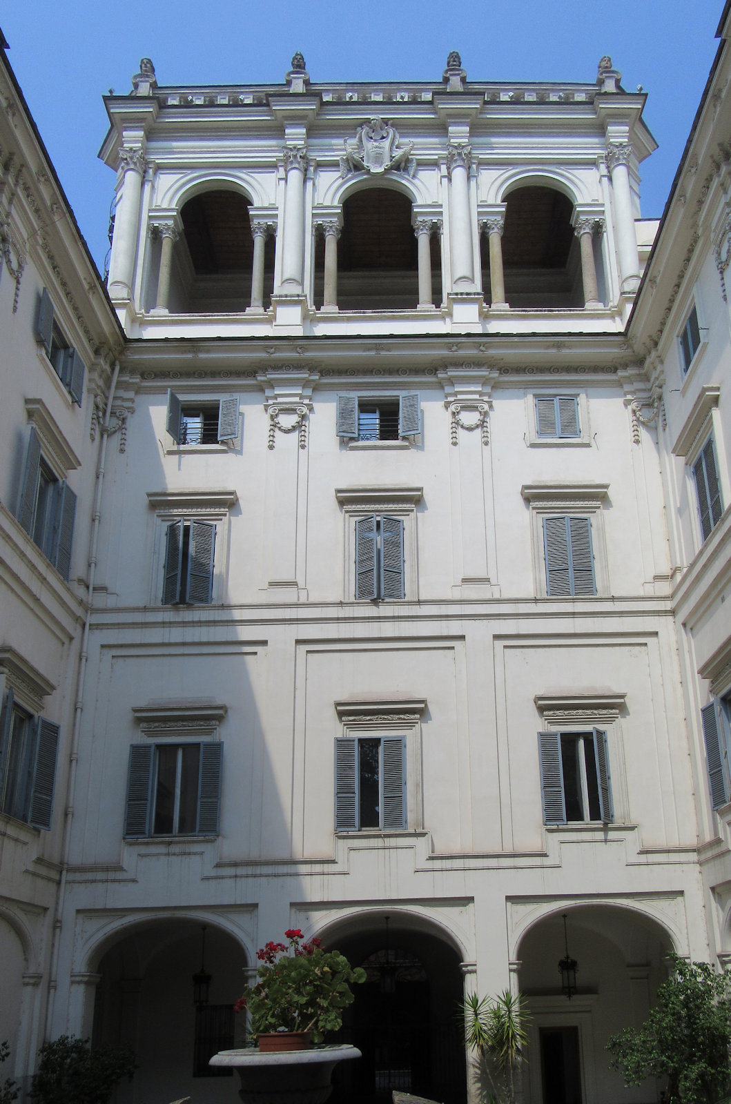 Mittelteil des Palazzo Falconieri in Rom