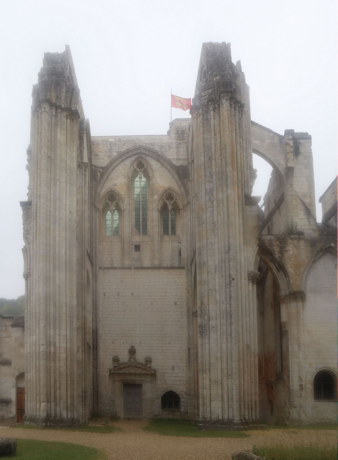 Reste der ehemaligen Kirche im Kloster Saint-Wandrille