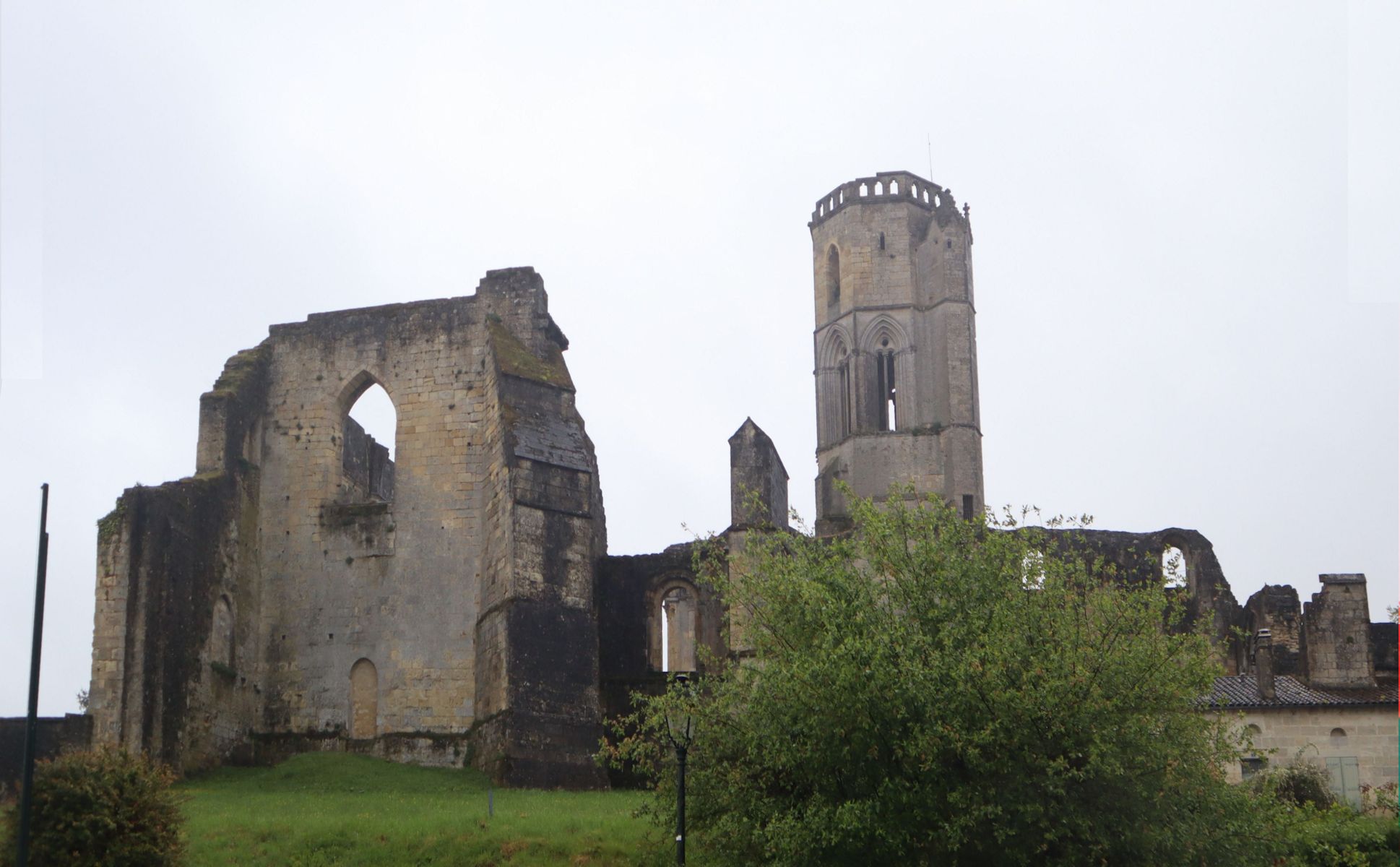 Ruine der Klosterkirche Sauve-Majeure