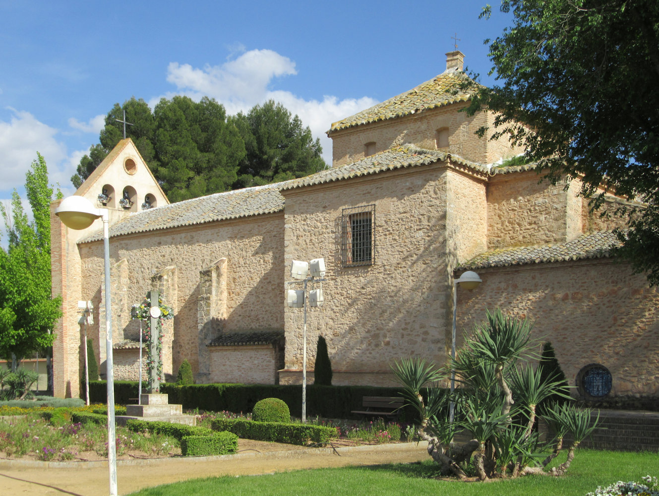 Kloster der Passionisten in Daimiel mit Gedenkkreuz für die Märtyrer