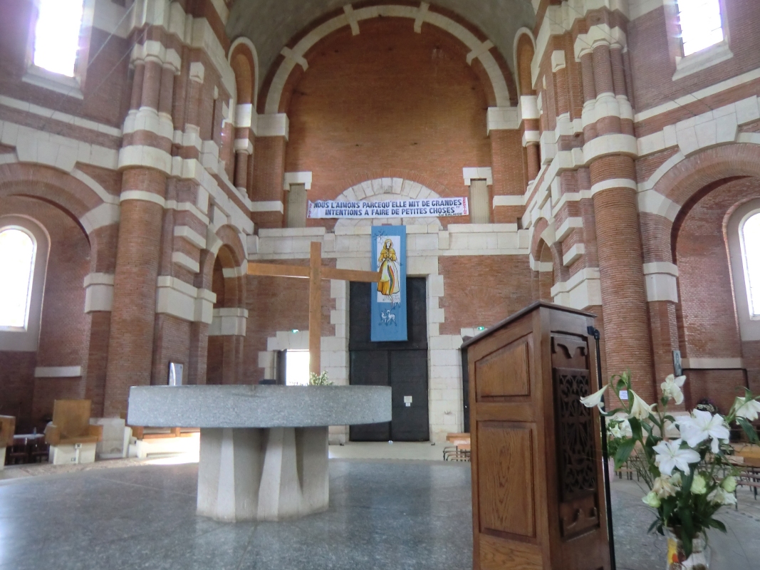 Altarbereich des Sanktuariums. Mit dem Bau wurde 1901 begonnen, 1965 wurde er fertiggestellt, 1967 geweiht, 2011 von Papst Benedikt XVI. zur Basilika erhoben.