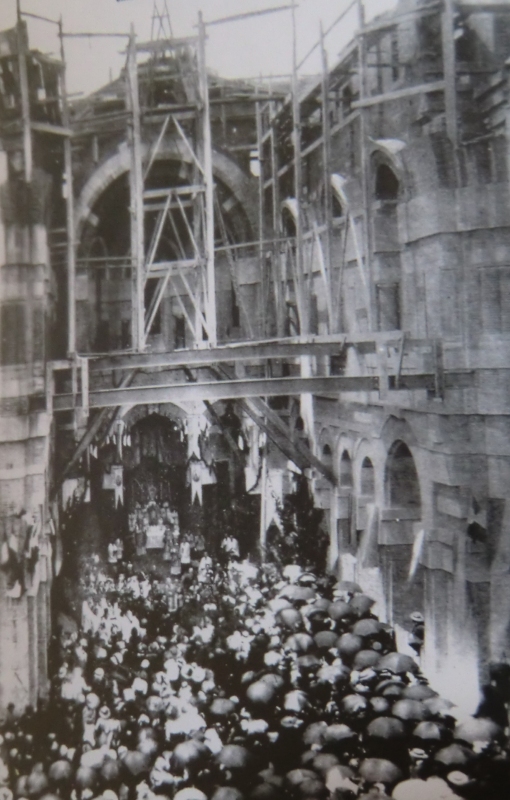 erste Messe im Juni 1915 im dmals im Bau befindlichen Sanktuarium