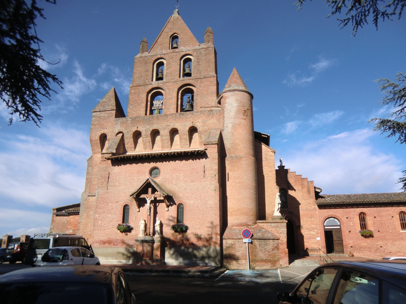 Kirche in Pibrac mit Glockenmauer aus dem 13. Jahrhundert, Kirchenschiff aus dem 16. Jahrhundert, Seitenkapellen aus dem 18. Jahrhundert und Anbau aus dem 19. Jahrhundert