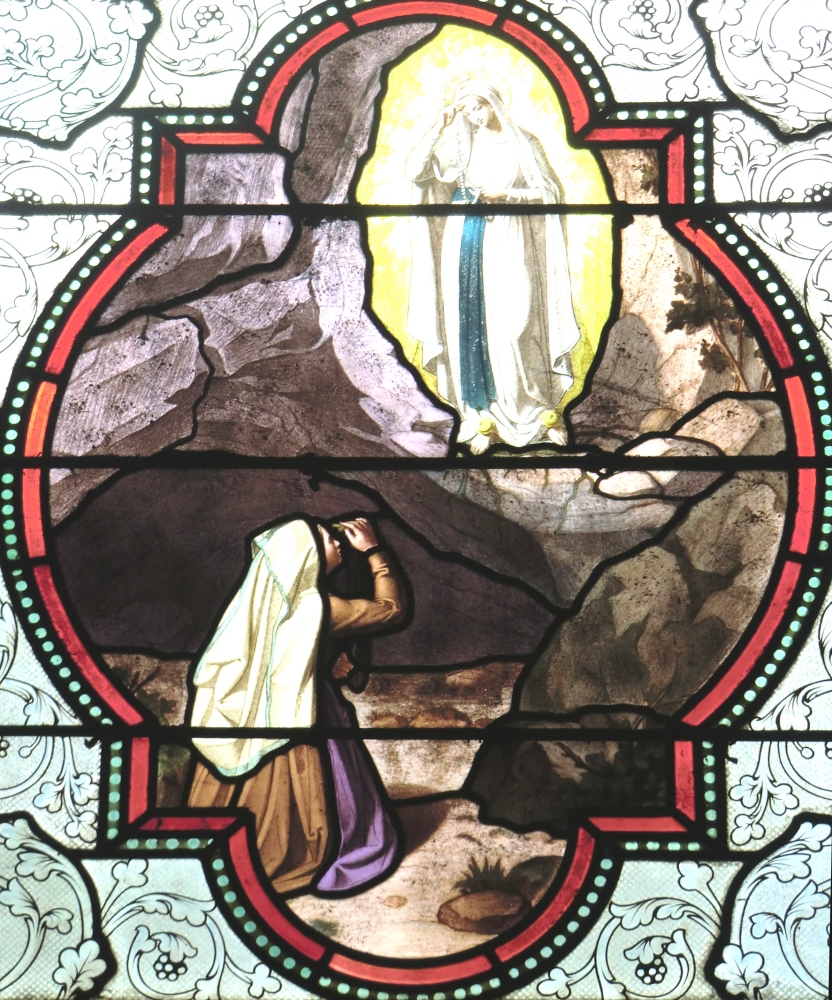 Glasfenster: Maria erscheint Germana, 1876, in der Basilika der Unbefleckten Empfängnis in Lourdes