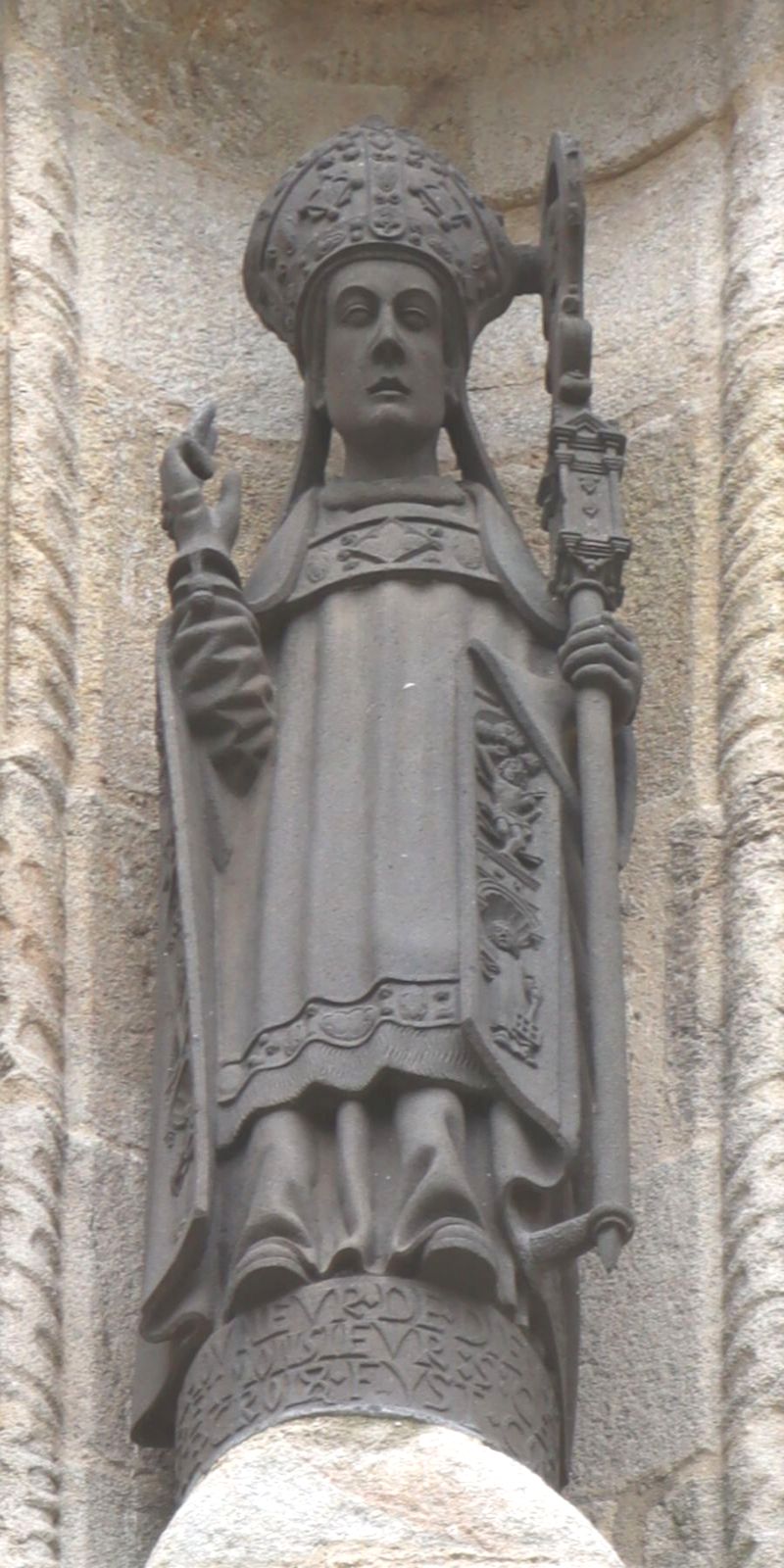 Statue, um 1580, über dem Portal zur Germanus geweihten Pfarrkirche in Pleyben bei Quimper