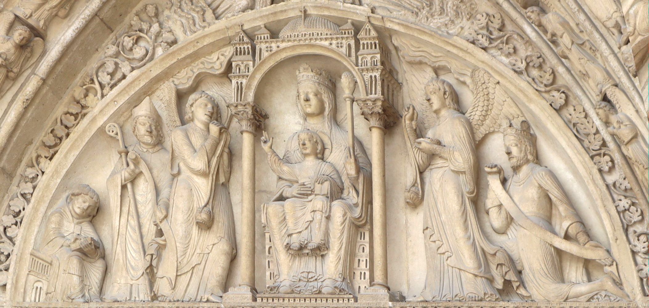 Tympanon: Germanus (2. von links) (?),  Maria (Mitte) und König Childebert I. (ganz rechts) (?), 12. Jahrhunder, am St.-Anna-Portal an der Kathedrale Notre-Dame in Paris