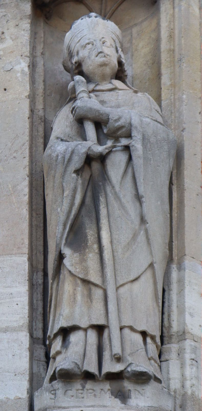Statue an der Kirche Saint-Germain-l'Auxerrois in Paris