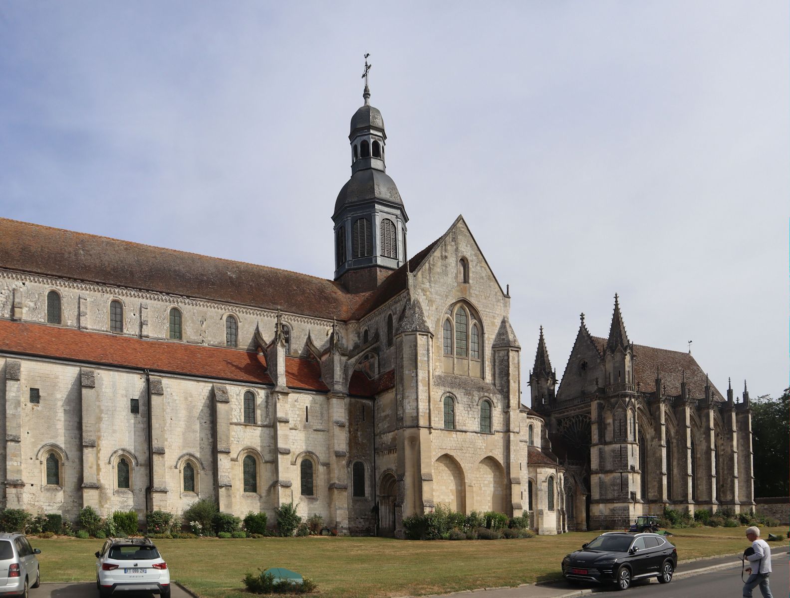 Kirche des ehemaligen Kloster Saint-Germer und die um 1265 nach der der Übernahme des Klosters durch die Zisterzienser errichtete Sainte-Chapelle in Saint-Germer-de-Fly