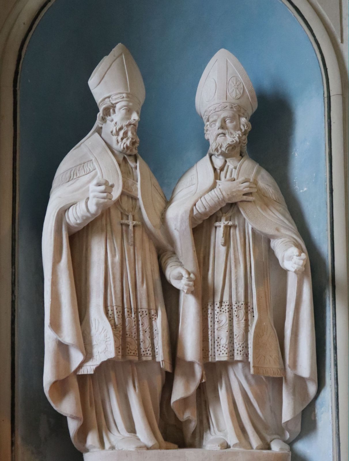 Medardus von Noyon (links) und Gildard, Statuen, 19. Jahrhundert, in der Pfarrkirche in Crépon bei Bayeux
