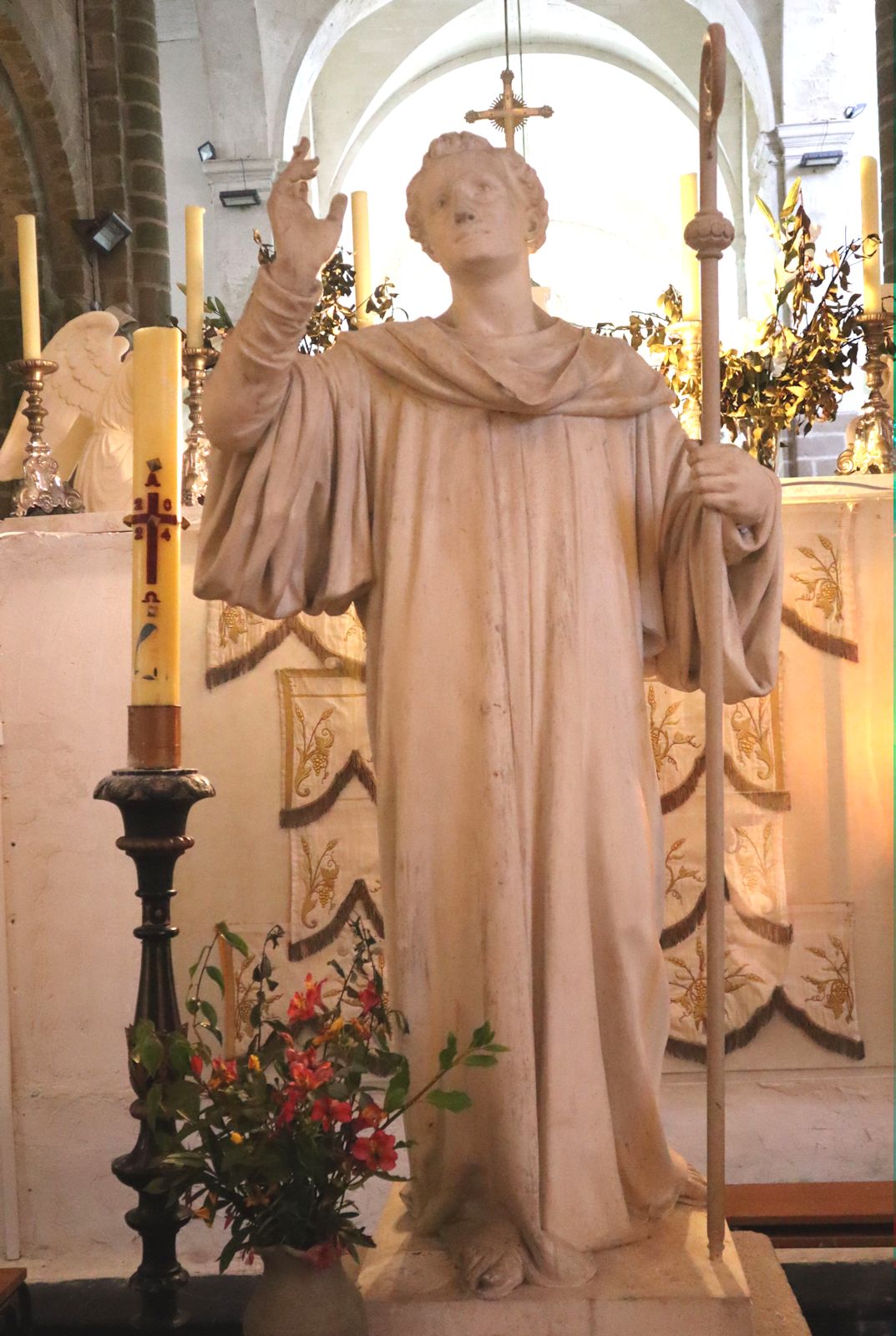 Statue an Gildas Grab in der Kirche des ehemaligen Klosters Saint-Gildas-de-Rhuys