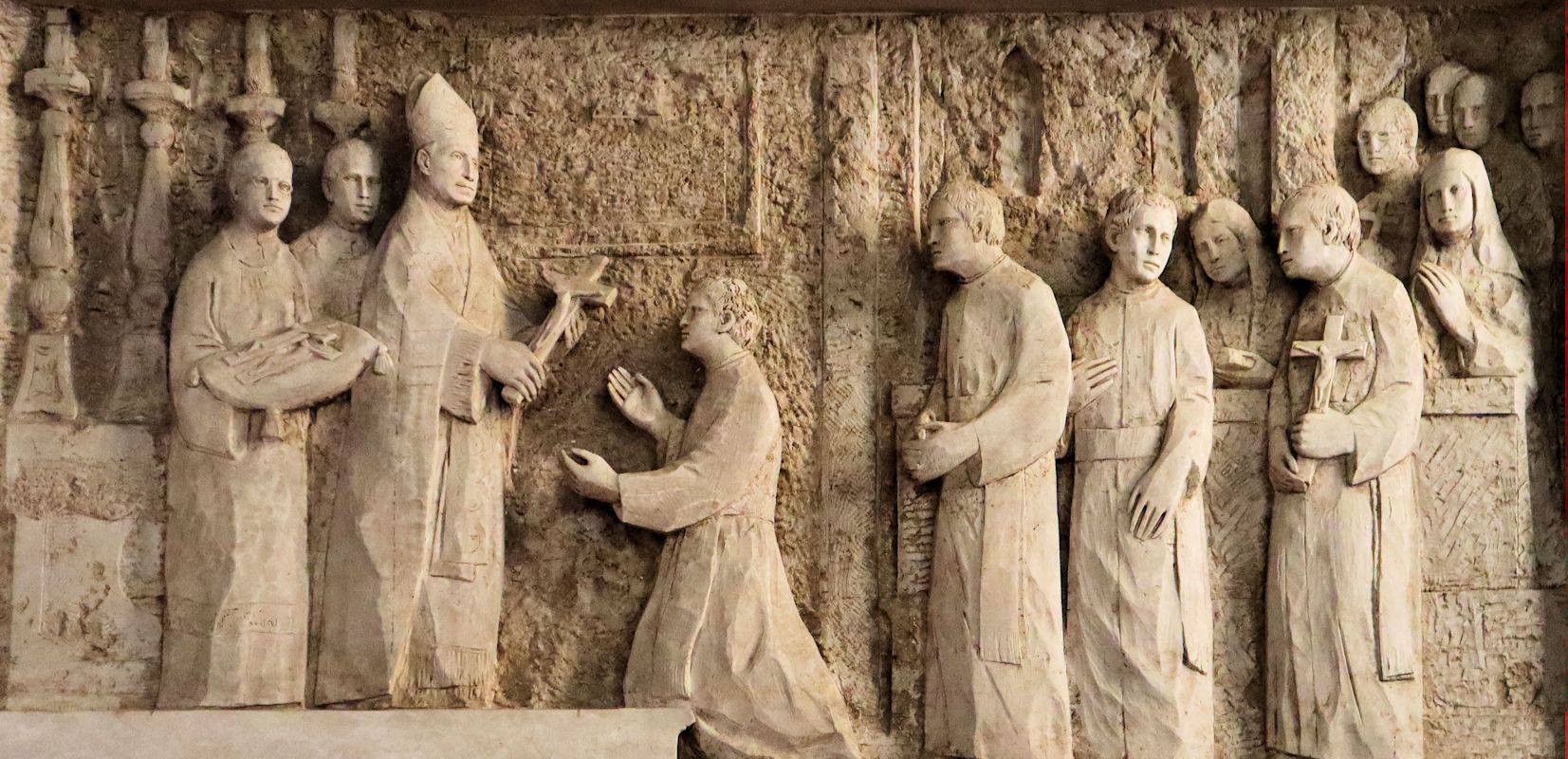 Relief: Scalabrini verpflichtet die ersten Priester, 1968, in der Basilika Sant'Antonino in Piacenza