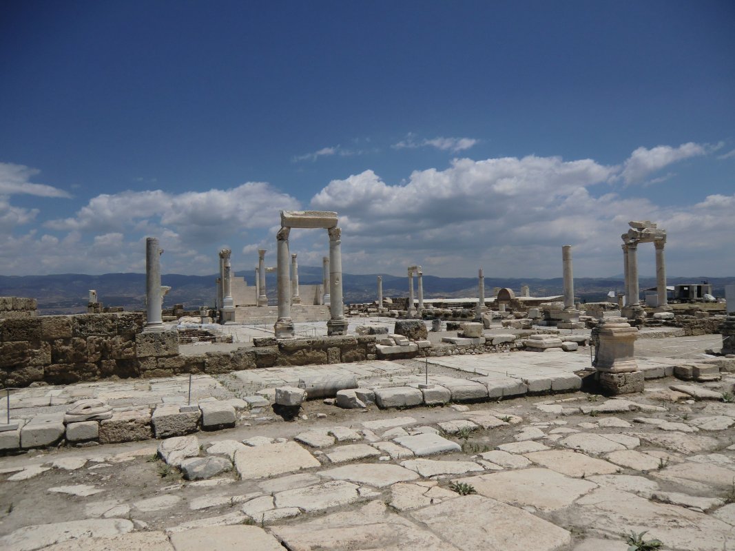 Ruinen des „Tempels A” an der „Syrischen Straße” in Laodicea, , erbaut im 2. Jahrhundert, unter Kaiser Diokletian erneuert