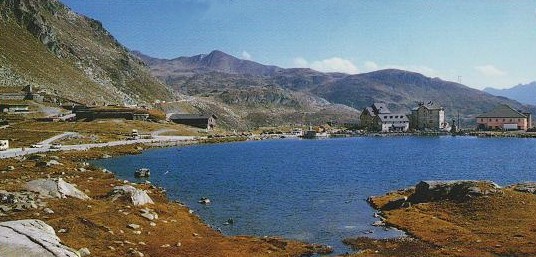 Gotthard-Pass mit See, Befestigungsbauten, Hospiz und touristischen Einrichtungen