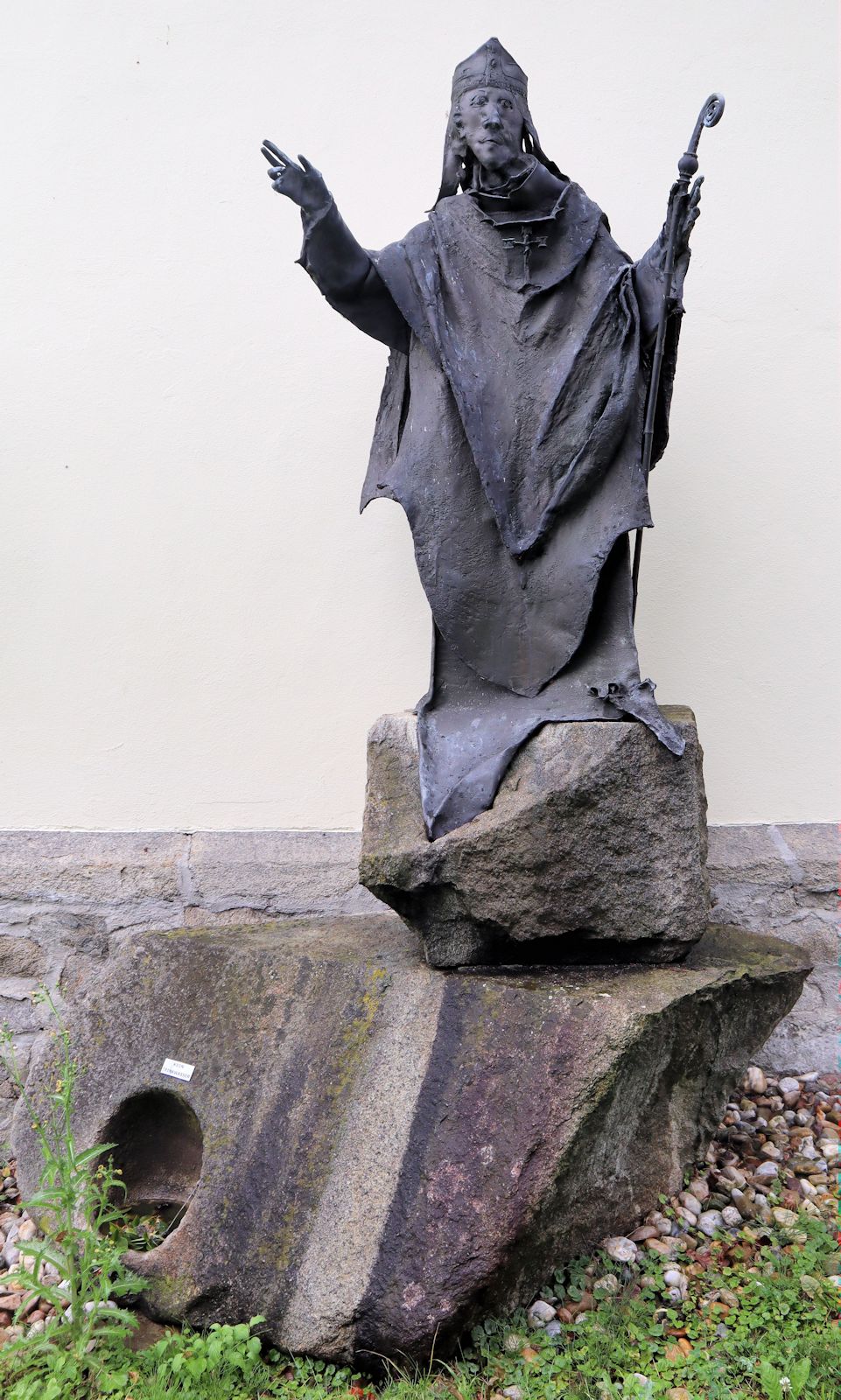Statue an der  Godehard geweihten Kapelle in Reichersdorf