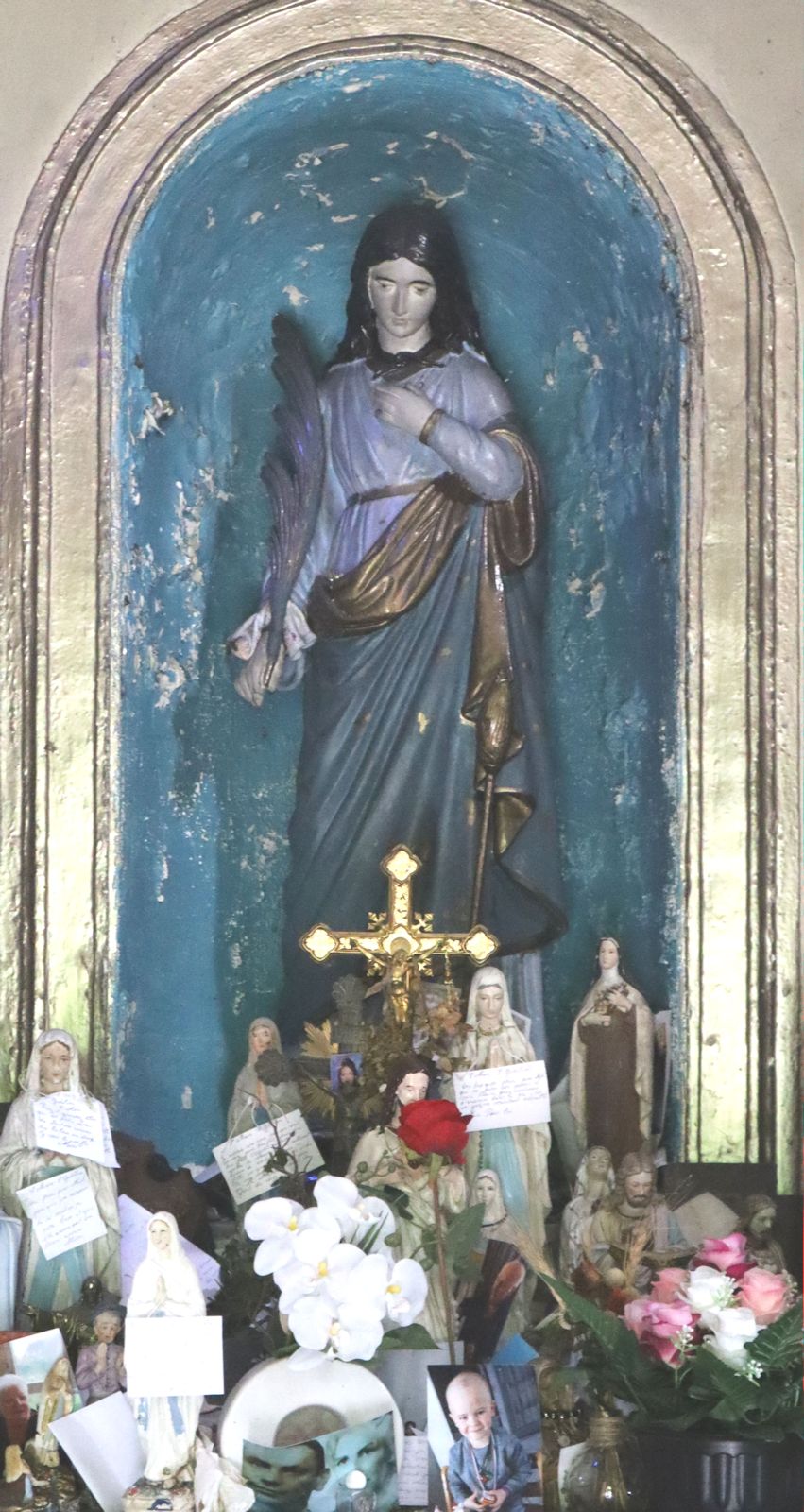 Statue in der Kapelle Sainte-Godeleine in Wierre-Effroy