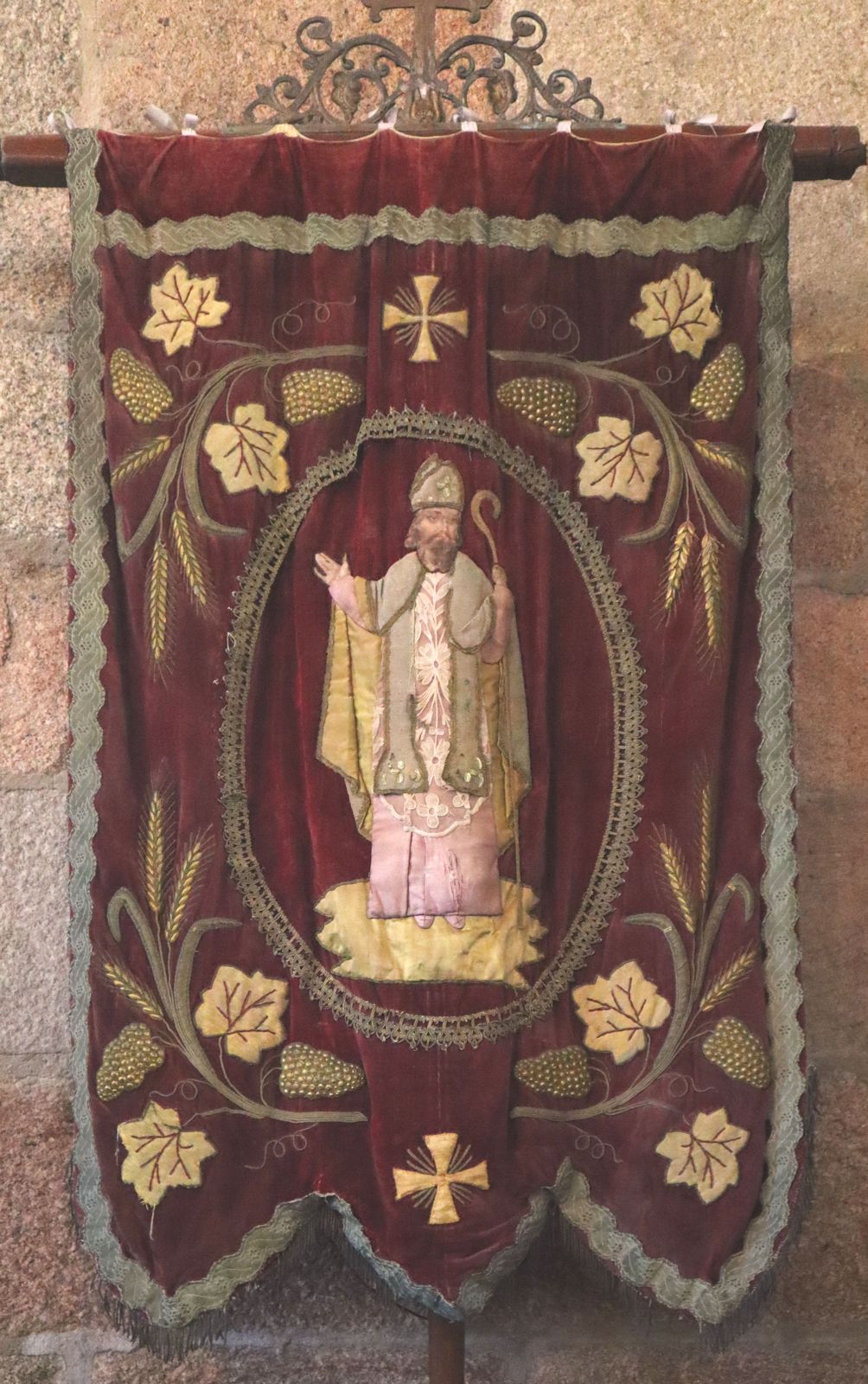 Wallfahrtsbanner in der Kirche in Gouesnou