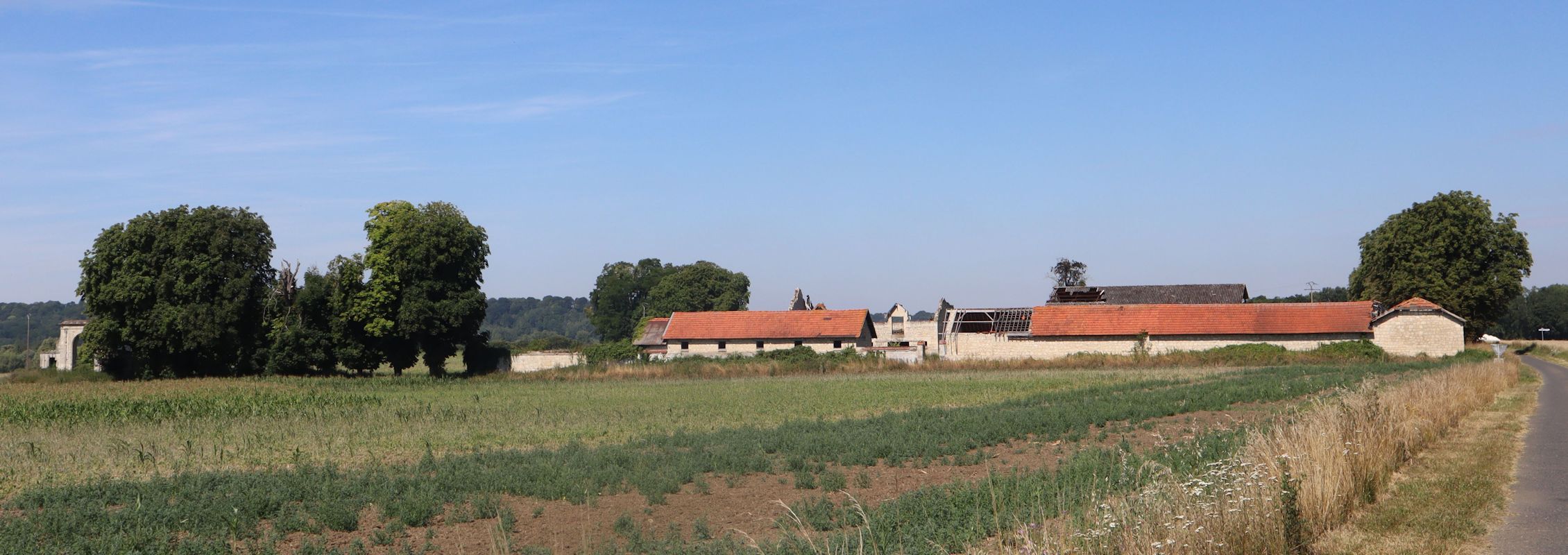 ehemaliges Kloster Sainte-Marie in Coucy-le-Château-Auffrique, heute ein Bauernhof; erhalten ist das Tor des Klosters (ganz links)