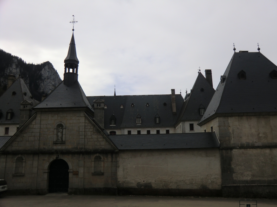 Der Eingang zum Kloster ist an der Bergseite