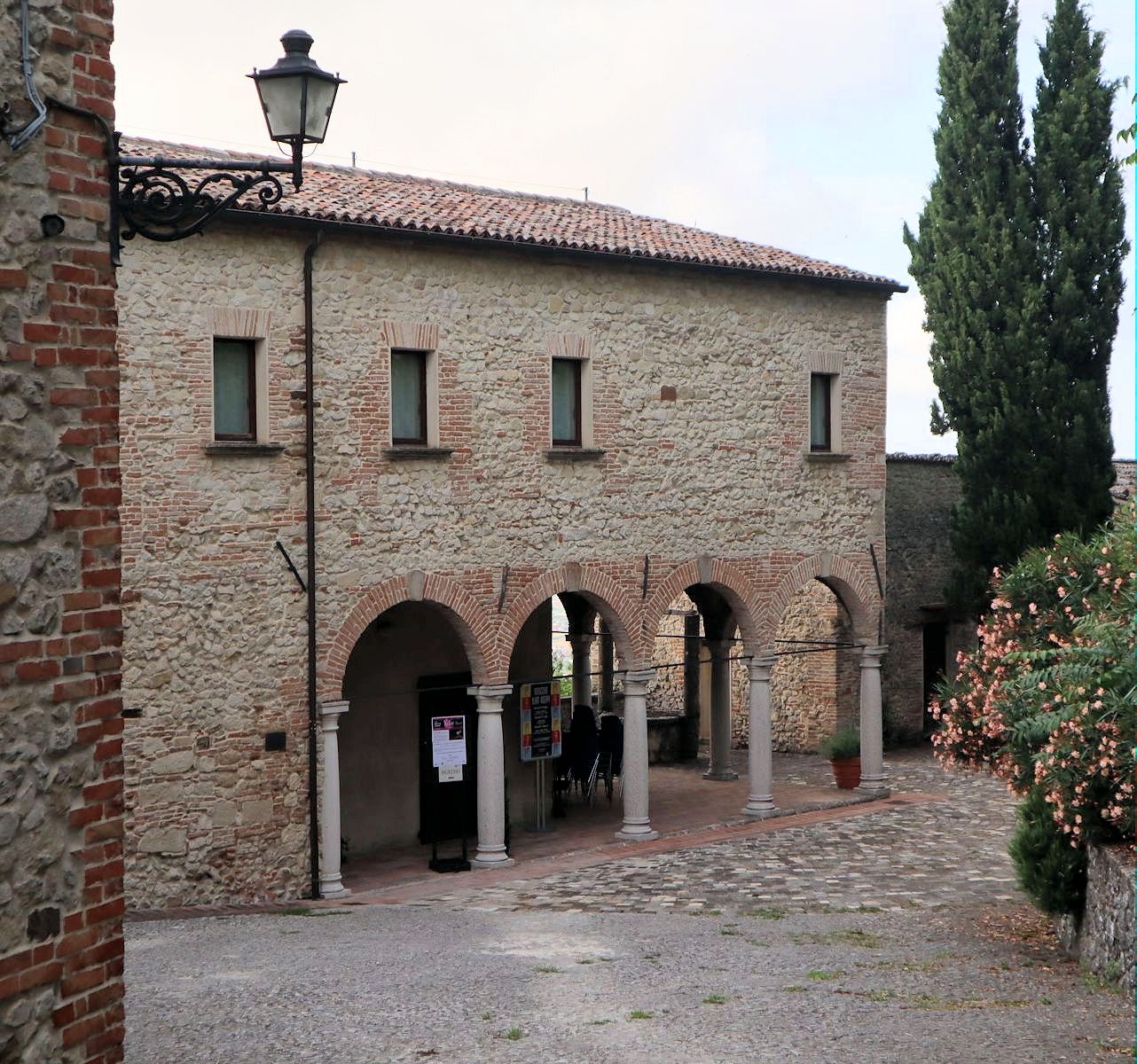 Innenhof des ehemaligen Augustinerklosters in Verucchio