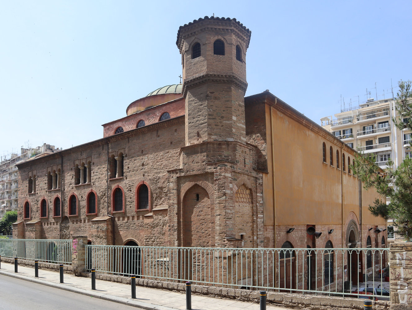 Kirche Hagia Sophia in Thessaloniki, errichtet auf einem Ursprungsbau von 315, 1204 - nach der Besetzung der Stadt durch die Ritter des 4. Kreuzzuges katholische Kathedrale, 1246 wieder orthodox und Metropolitankirche, 1590 Moschee (vorne die Reste des Minaretts), 1890 abgebrannt, seit 1913 wieder orthodoxe Kirche