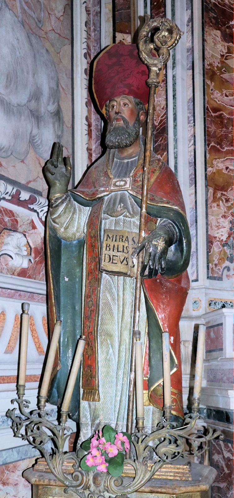 Statue in der Kirche San Gregorio Armeno  in Neapel