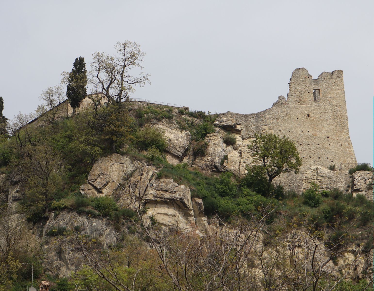 Ruine der Burg Canossa