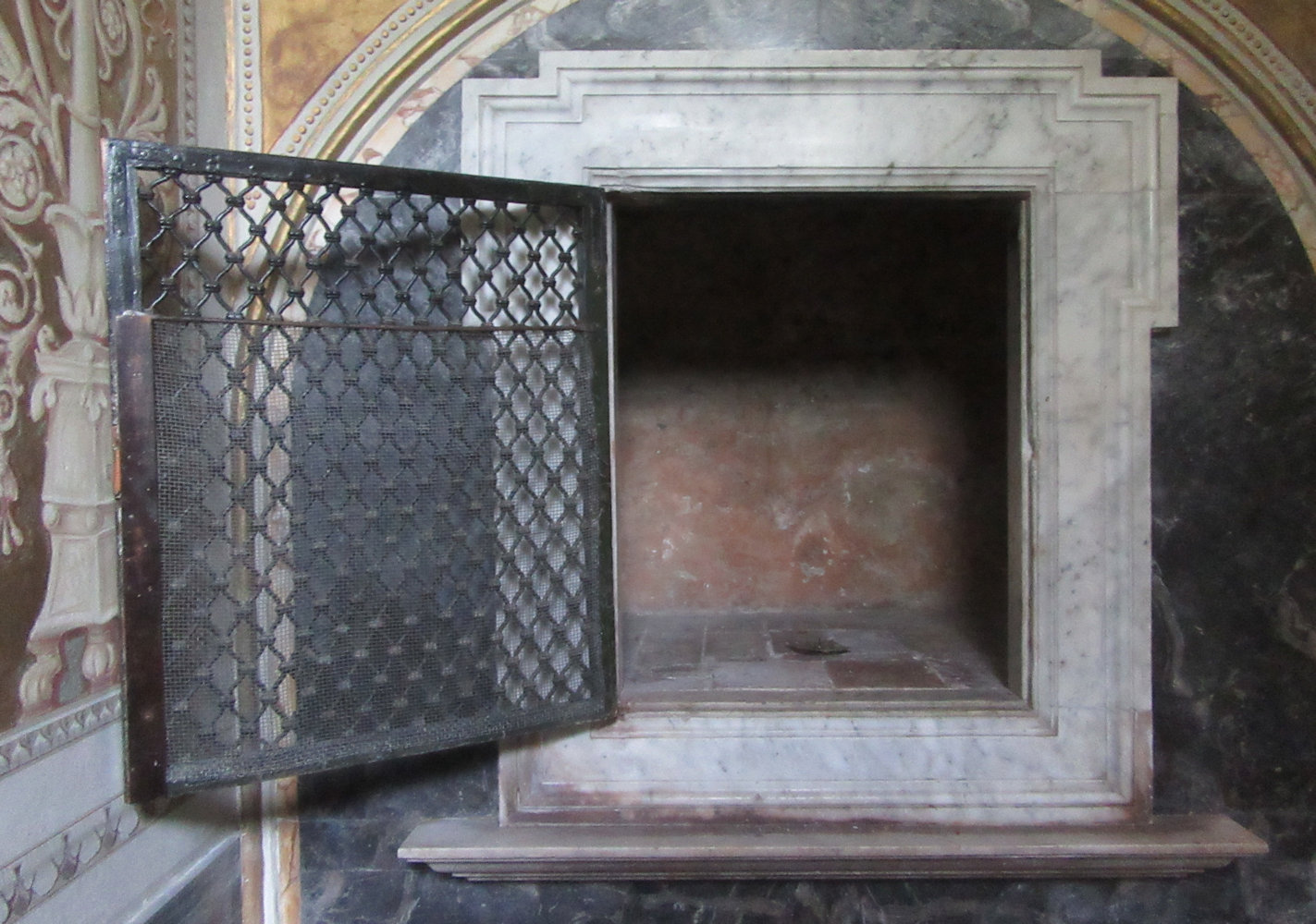 Der Stein, auf dem Gregor schlief, in seiner ehemaligen Klosterzelle neben der Kirche San Gregorio Magno al Celio in Rom