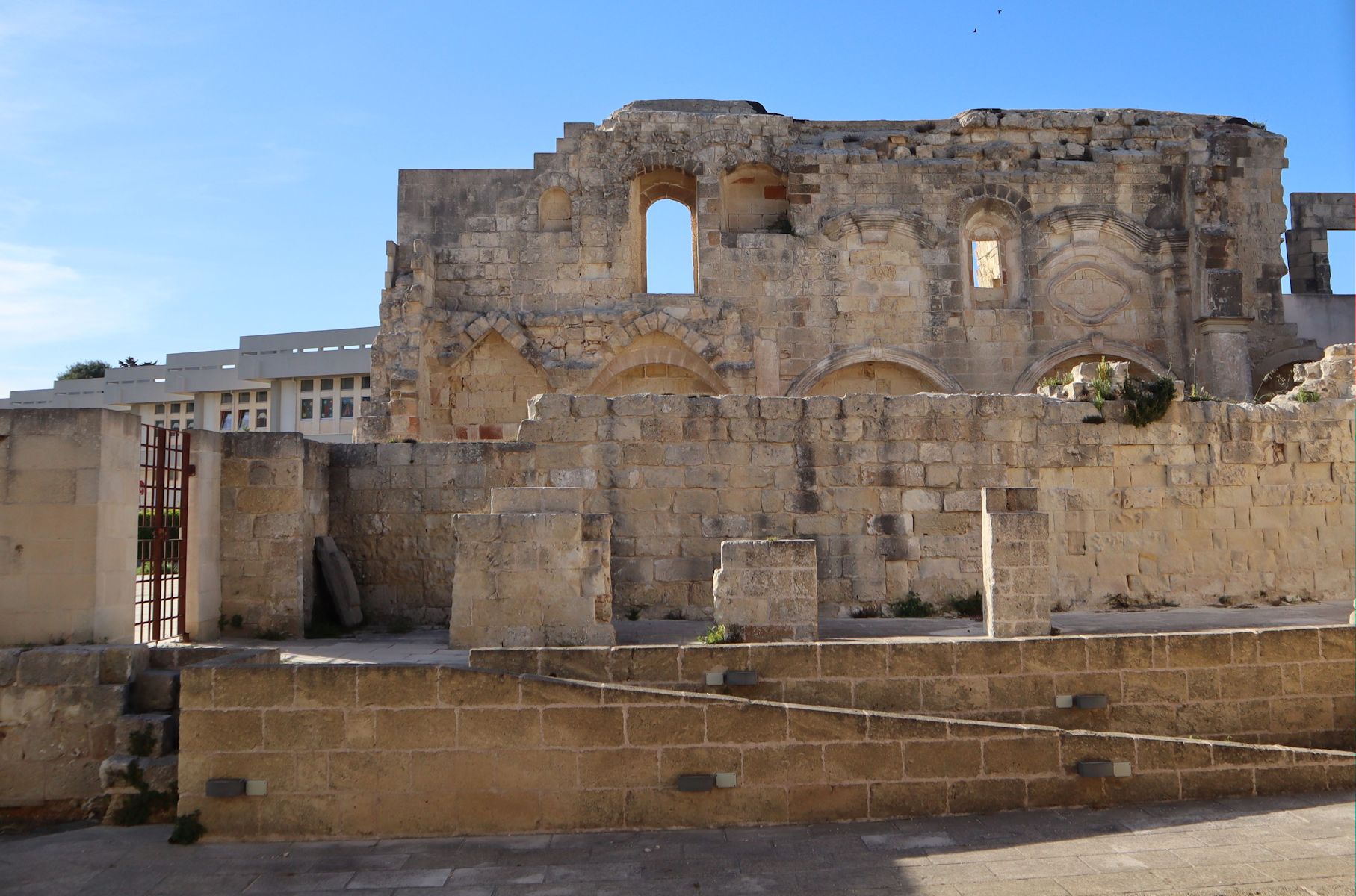 Ruine der ehemaligen Kapuzinerkirche in Otranto, mit EU-Geldern zur Gedenkstätte ausgebaut