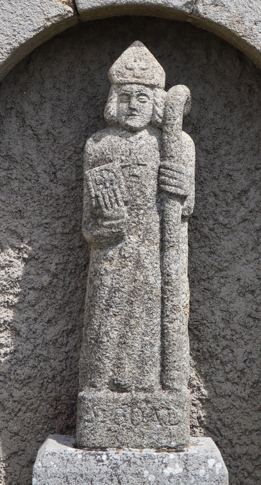 Statue an der Pfarrkirche in Locoal