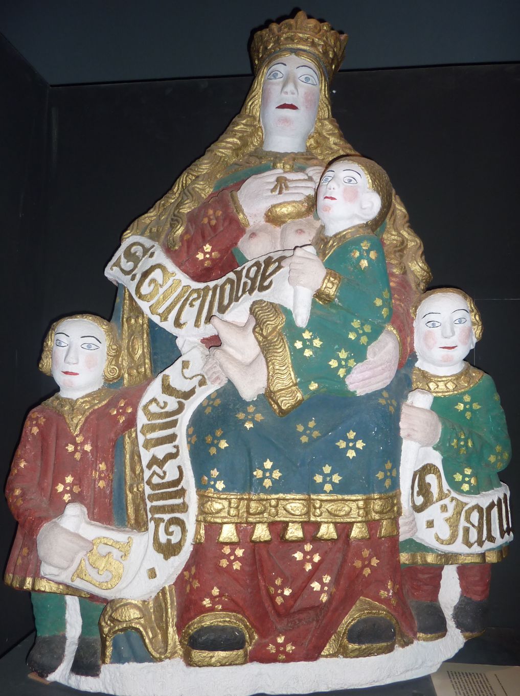 Statue: Mutter Gwenn mit Guethnoc (links), Guengalaenus (Mitte) und Jacut (rechts), um 1578, im Museum der ehemaligen Abtei Landévennec