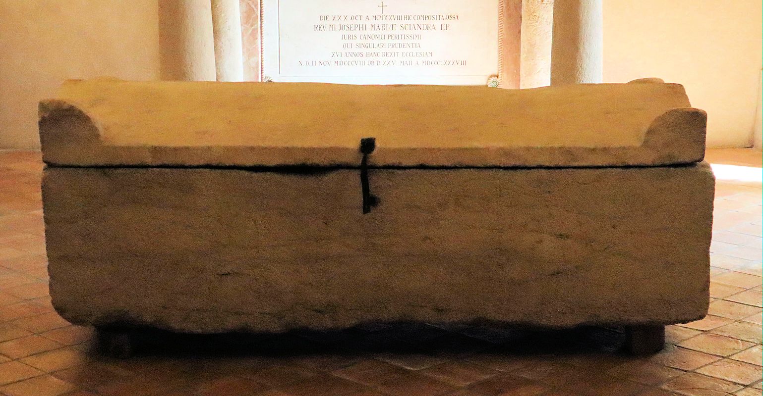 frühchrislicher Sarkophag, in dem Guido bestattet war, in der Krypta der Kathedrale in Acqui Terme