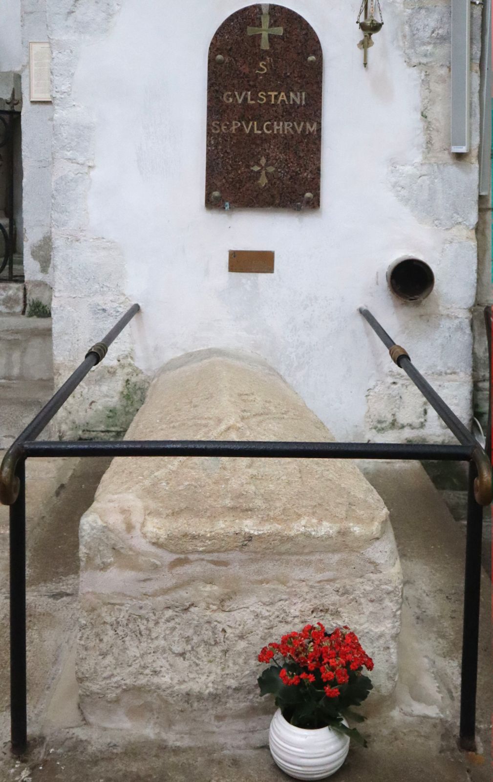 Gulstans Grab in der Kirche des ehemaligen Klosters Saint-Gildas-de-Rhuys
