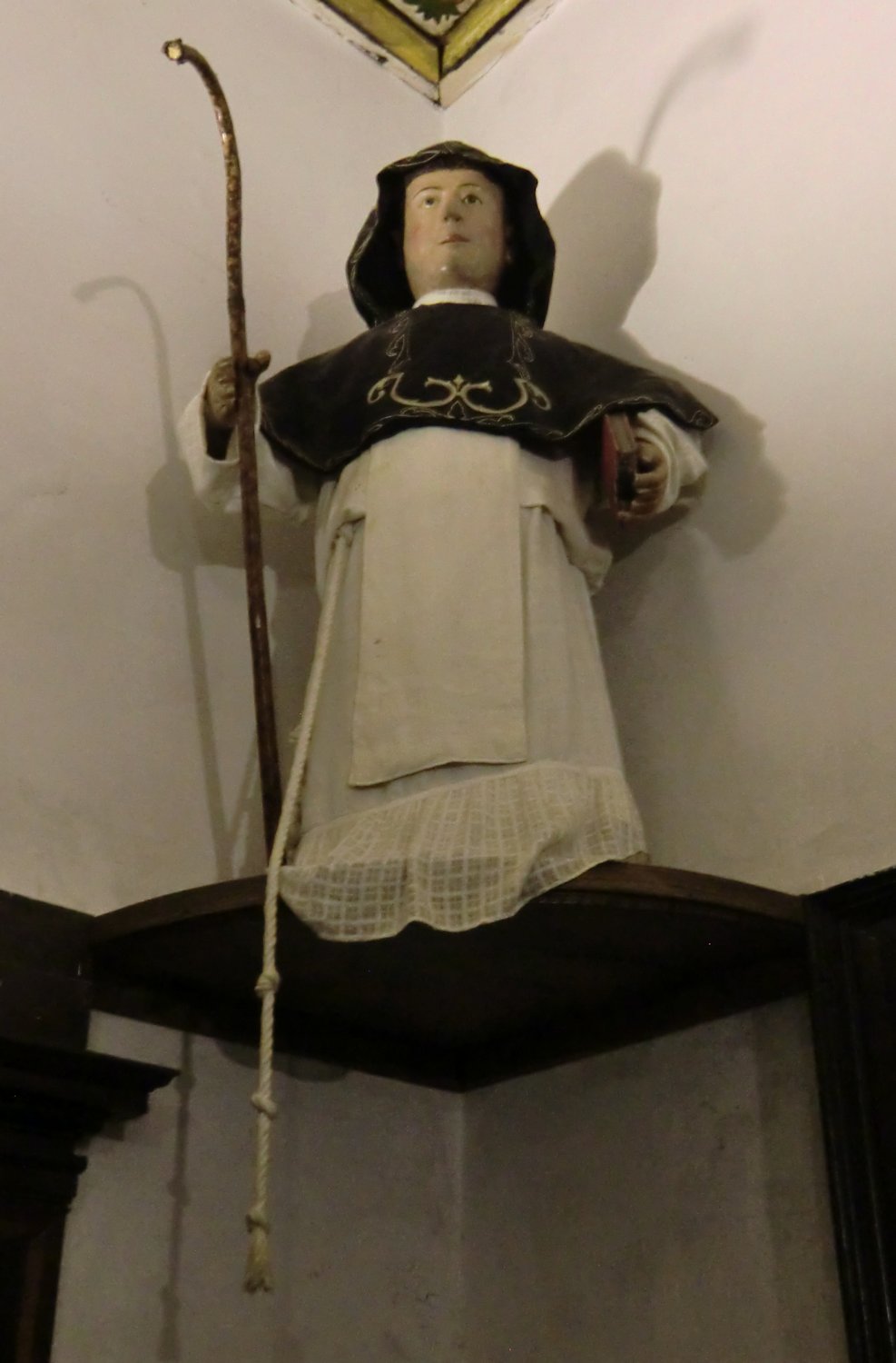 Statue: Gundisalvus mit Strick gegürtet als Zeichen für einen Einsiedler, 16./17. Jahrhundert, in der Sakristei der Klosterkirche in Amarante