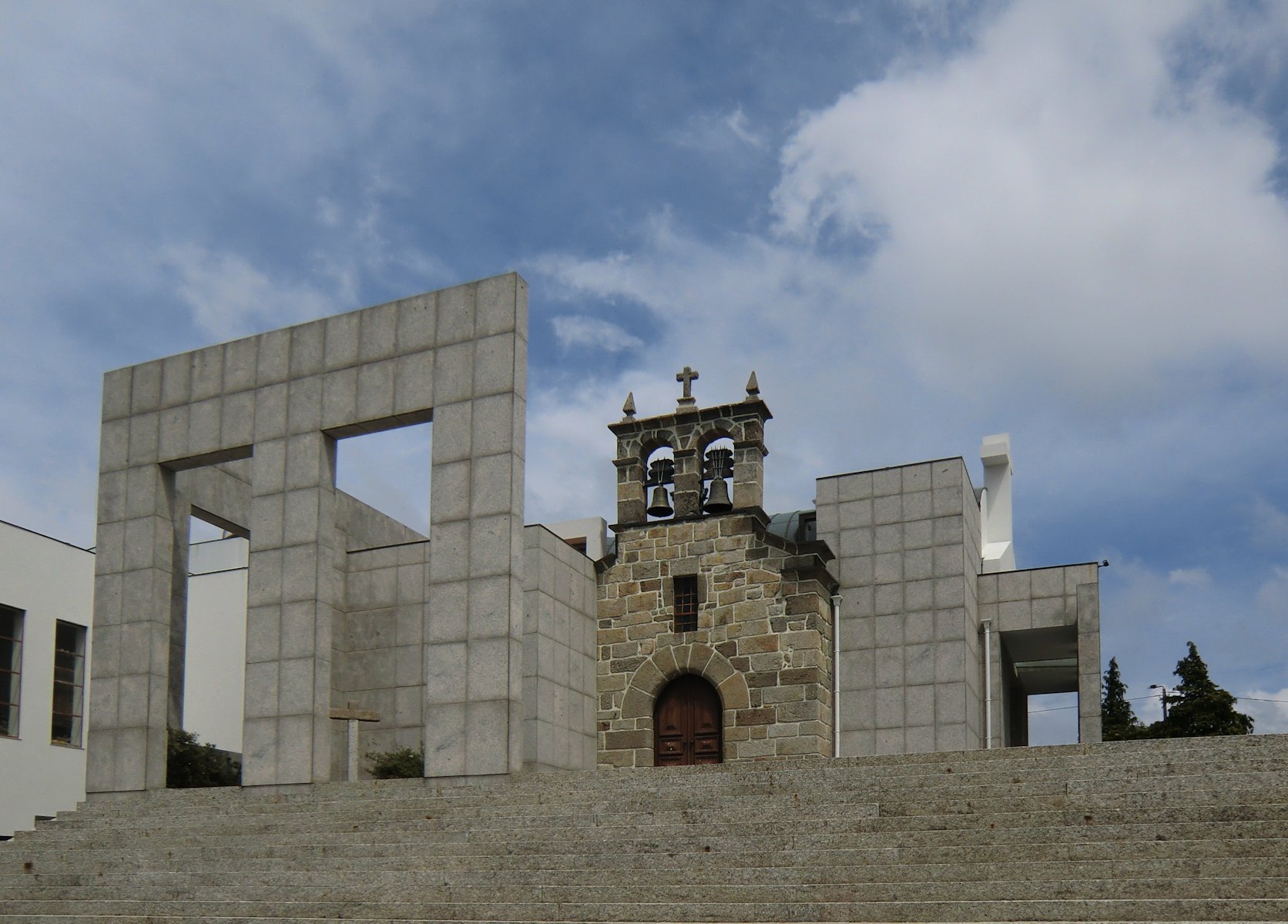 Die alte Kirche in São Paio Vizela, eingerahmt von einem modernen Neubau