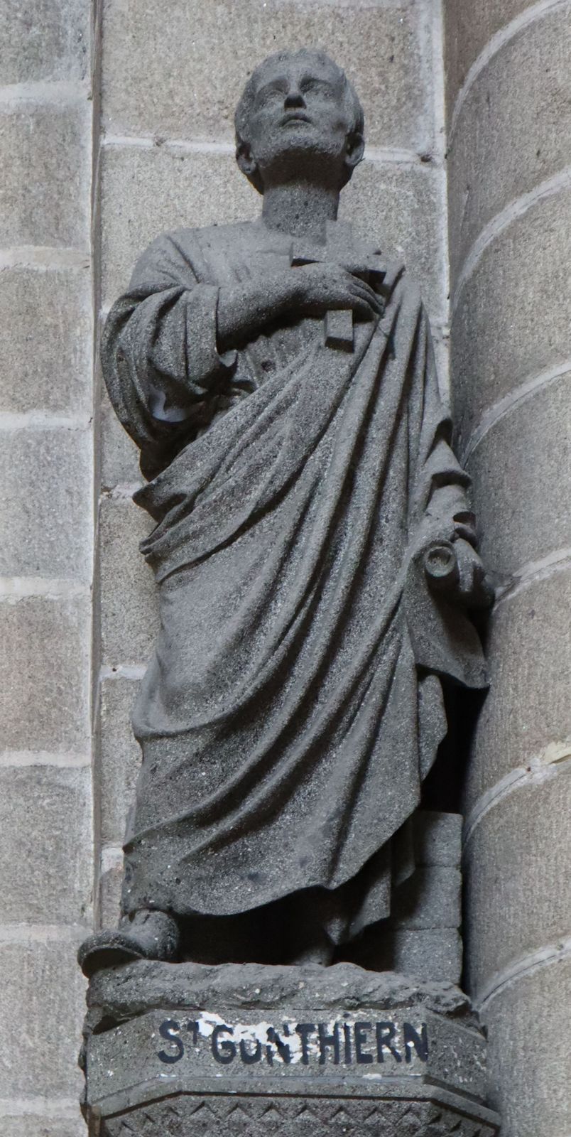 Statue in der Kirche Sainte-Croix in Quimperlé