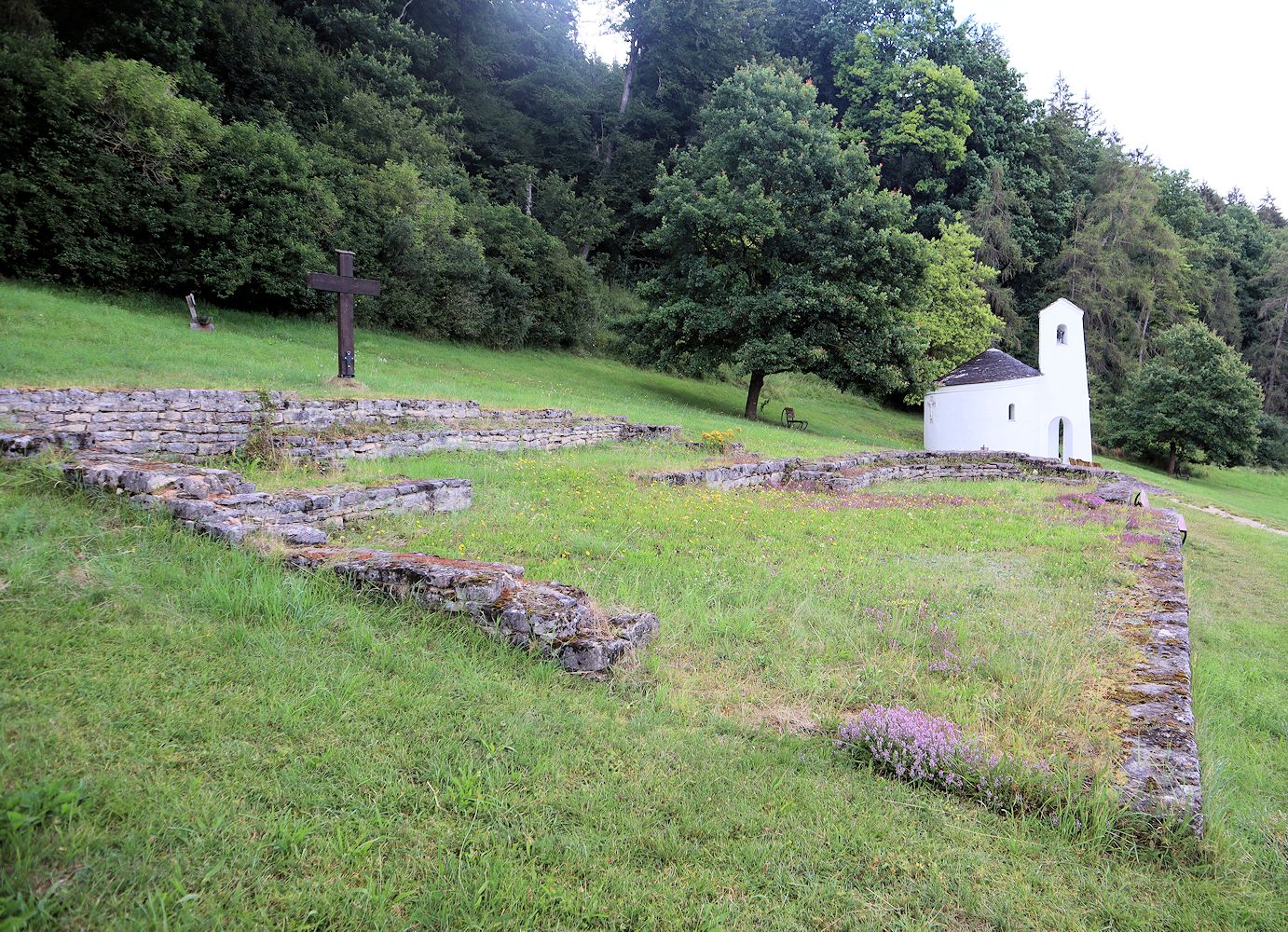 Ausgrabungen der Gunthildis-Kapelle und ihrer Erweiterungsbauten, im Hintergrund die neue Kapelle