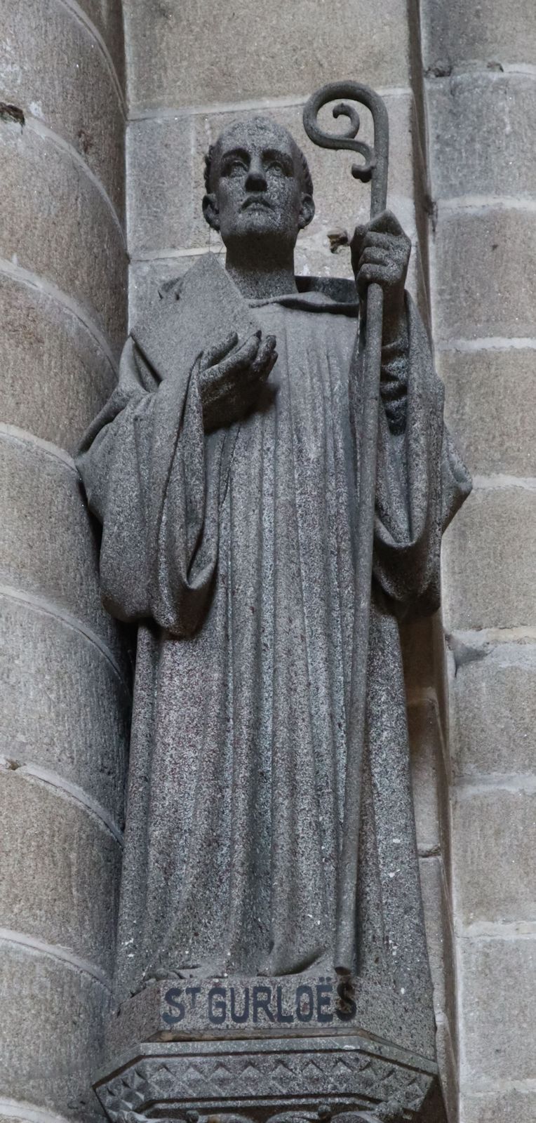 Statue in der Kirche Sainte-Croix in Quimperlé
