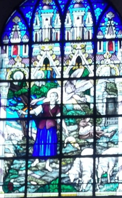 Glasfenster in der Gurval geweihten Kirche in Guer