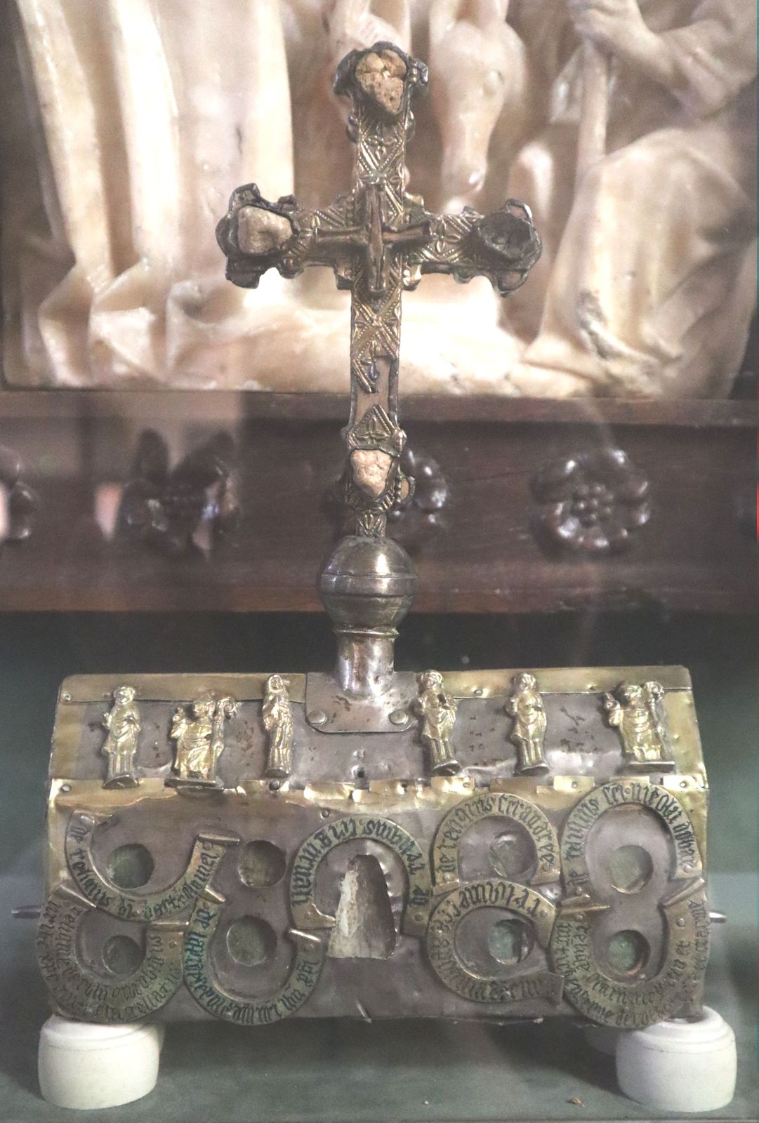 Schrein mit Reliquien von Gurval und anderen, in der Pfarrkirche in Guer