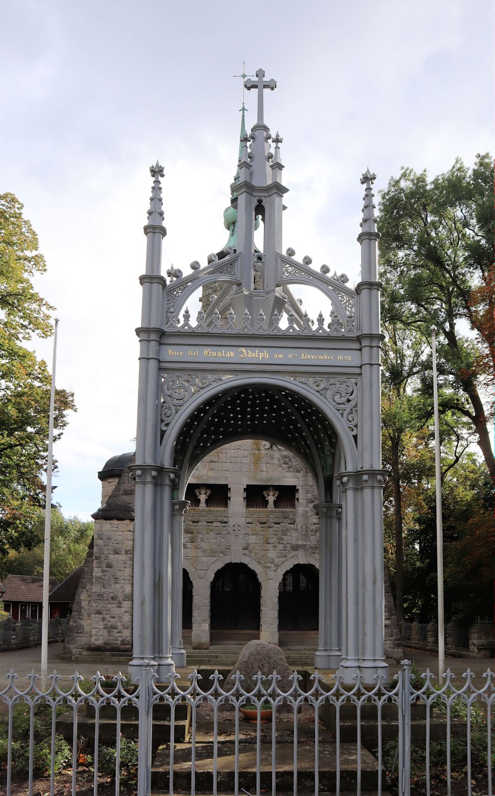 Denkmal bei Lützen, entworfen von Karl Friedrich Schinkel, dahinter die Kapelle